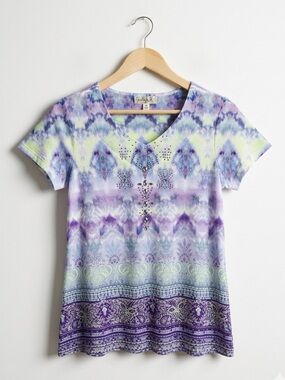 One World Purple Ombre Paisley Tie-Dye Pattern V-Neck Short Sleeve Bejeweled Top